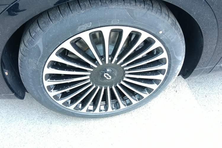 Used Hima AITO M9 2025 Extended-Range Max Version 52 kWh 6-Seater Edition Left Front Wheel Hub