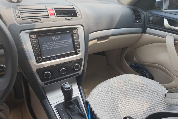 Used Skoda Octavia 2015 Classic Model 1.6L Automatic Yijie Version Audio And AC Panel