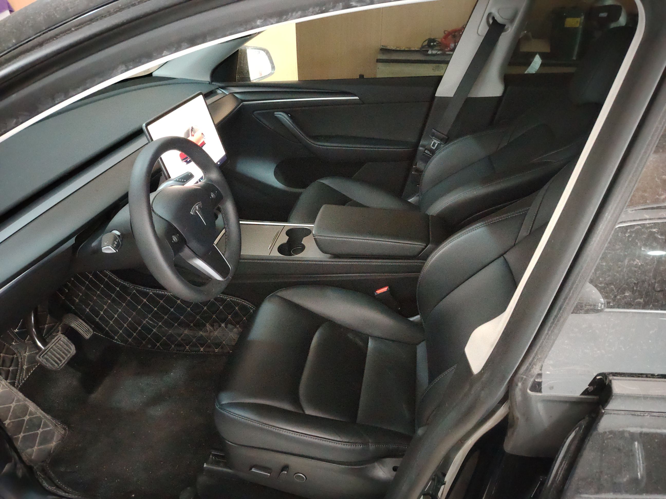 المقاعد الأمامية داخل السيارة