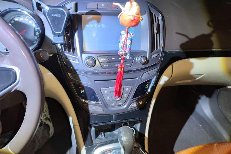 Used Buick Regal 2014 2.0L Leading Fashion Edition Audio And AC Panel