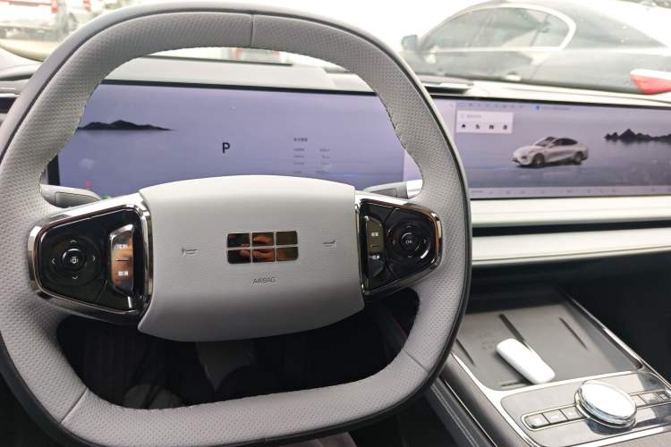 Used Geely Galaxy E8 2025 700 km Long-Range Intelligent Driving Version Center Console