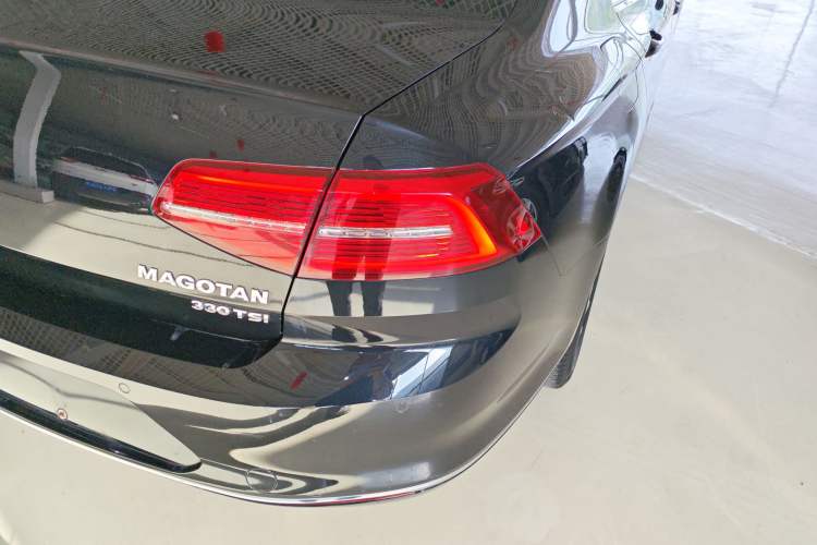 Used Volkswagen Magotan 2018 330TSI DSG Advanced Model Right Rear Taillight