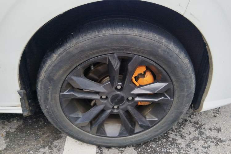 Used Dongfeng Aeolus Yixuan 2023 Mach Edition 1.5L Automatic Chasing Wind Version Right Front Wheel Hub