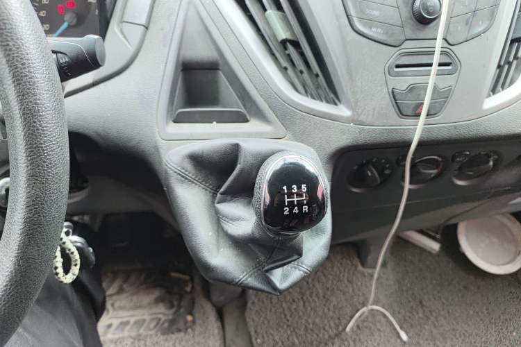 Used Ford Transit 2017 2.0T Diesel Multi-Purpose Commercial Vehicle Short Wheelbase Low Roof China V Standard