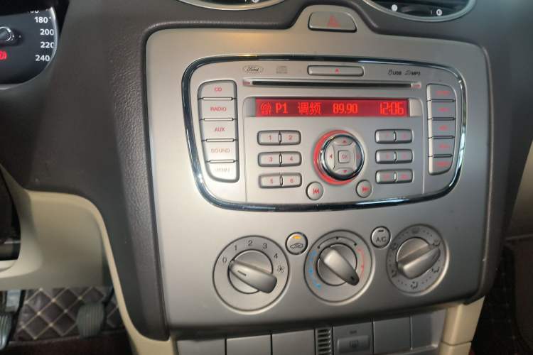 Used Ford Focus 2013 Sedan Classic 1.8L Manual Base Model Audio And AC Panel