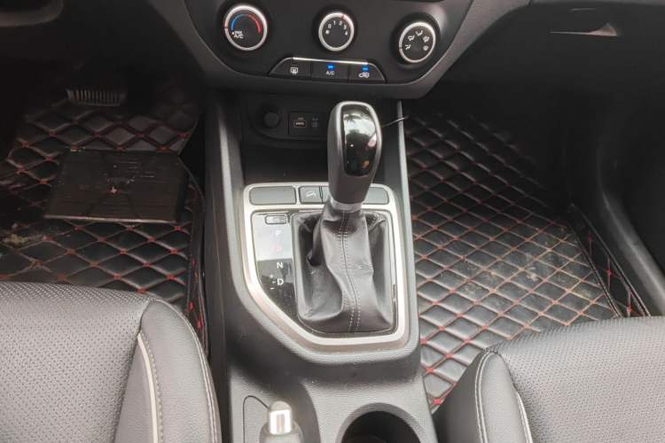 Used Hyundai ix25 2015 1.6L Automatic Two-Wheel Drive Smart GLS Trim Gear Lever