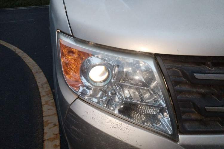 Used Dongfeng Yufeng 2015 2.5T Lingyun Edition Yulibao High-End Long Wheelbase Mid-Roof ZD25 Right Front Headlight