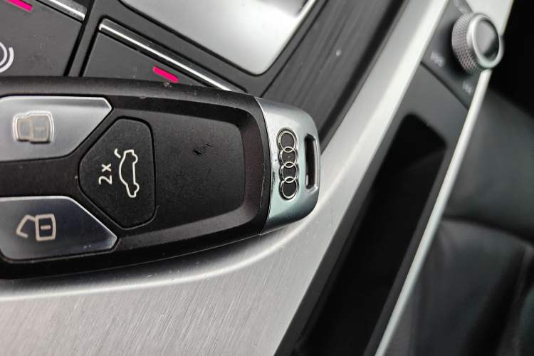 Used Audi A4L 2019 40 TFSI Fashion Edition China VI Emission Standard Vehicle Key