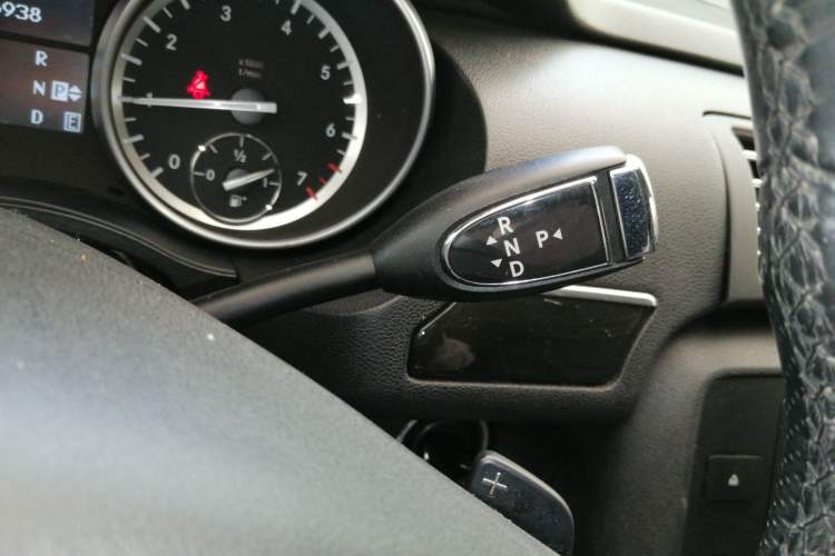 Used Mercedes-Benz R-Class 2017 R 400 4MATIC Exclusive Edition Gear Lever