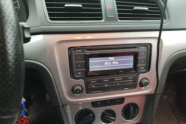 Used Volkswagen Lavida 2013 Revised Classic 1.6L Automatic Fashion Edition Audio And AC Panel