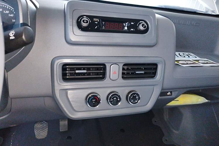 Used Wuling Yangguang 2024 300KM Comfort Version Passenger Van 75kW
