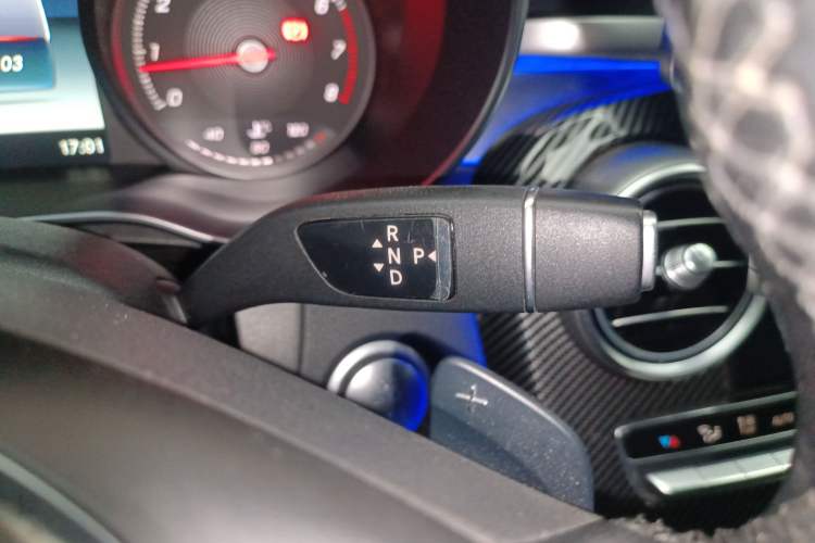 Used Mercedes-Benz GLC 2018 Facelift GLC 260 4MATIC Luxury Edition Gear Lever