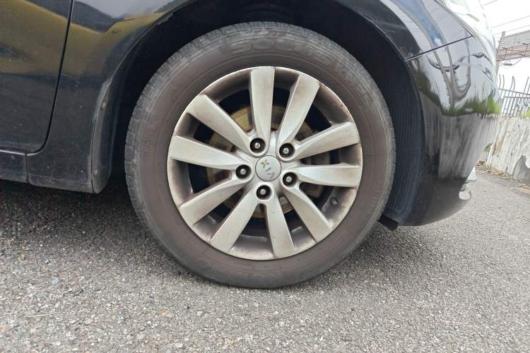 Used Kia K3 2015 1.6L Automatic GLS Right Front Wheel Hub