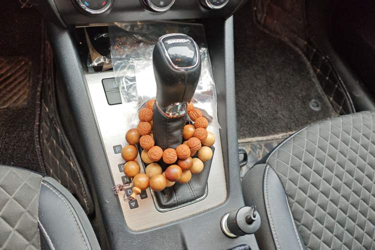 Used Skoda Octavia 2018 1.6L Automatic Luxury Edition Gear Lever