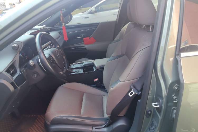 Used Lexus ES 2021 300h Deluxe Edition
