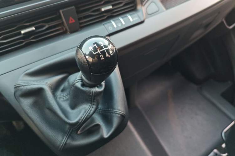 Used Ford Transit T8 2024 T8 2.0T Diesel Manual Mid-axle Mid-roof 6-seater Multi-function Version 2/2/2