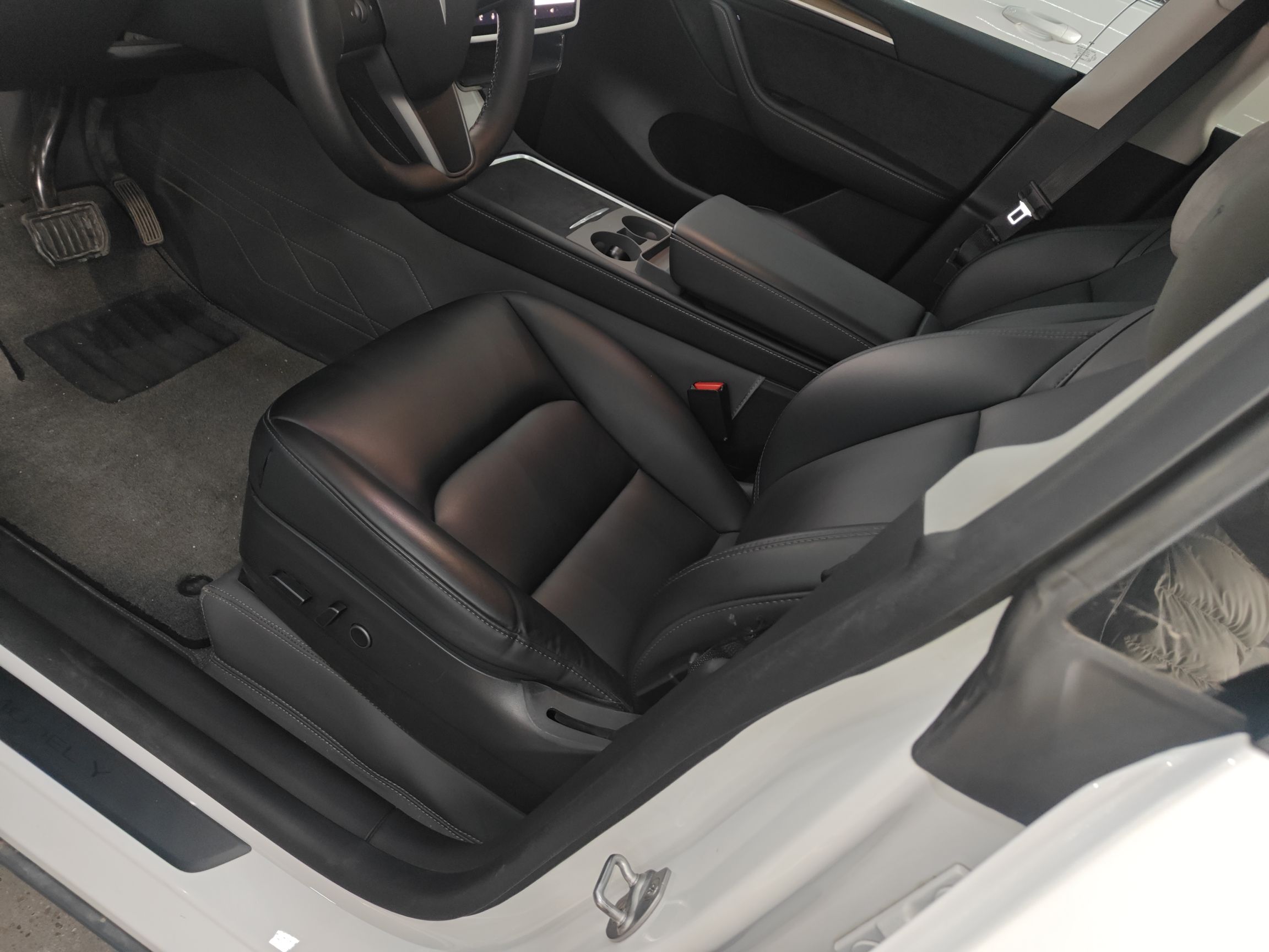 Переднее сиденье в автомобиле