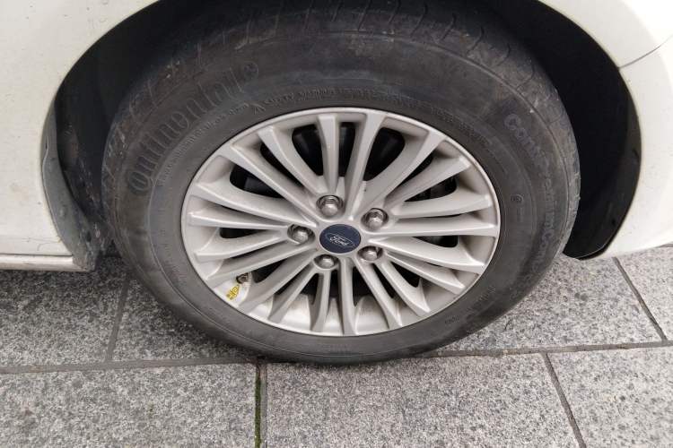 Used Ford Escort 2015 1.5L Automatic Comfort Edition Right Front Wheel Hub