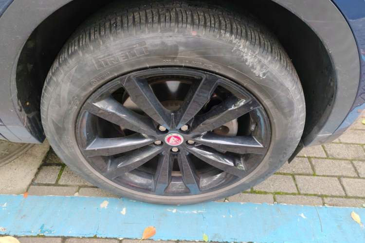 Used Jaguar E-PACE 2024 YAO Black Sport Edition R-DYNAMIC SE BLACK Right Front Wheel Hub