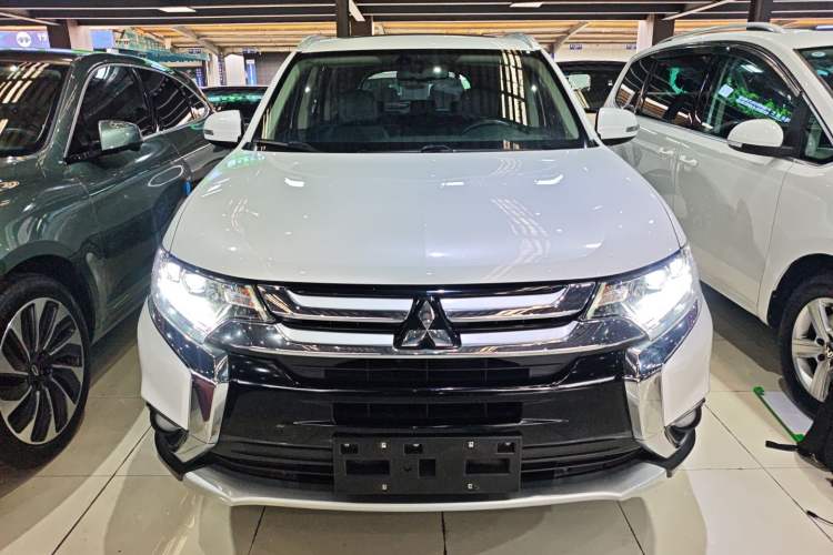 Used Mitsubishi Outlander 2018 2.4L 4x4 Luxury Edition 7-Seater Front