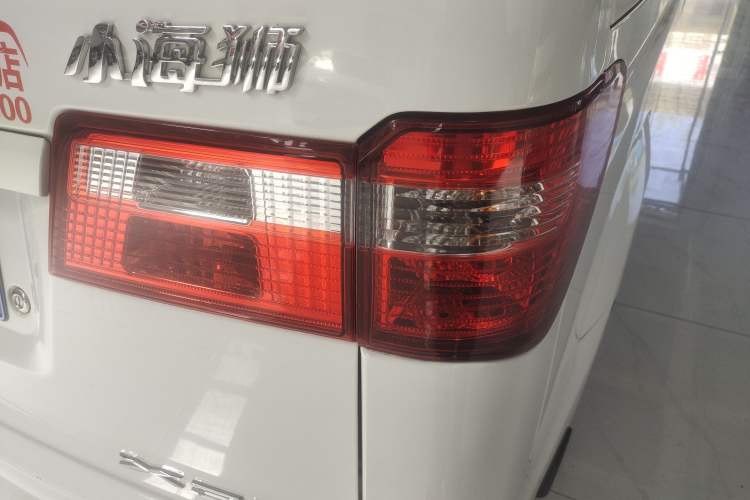 Used Jinbei Hiace X30 2023 1.5L Super-Comfortable Passenger Van 5/6/7-Seater Non-Air-Conditioned Version Model SWC15M Right Rear Taillight