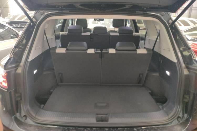 Used Volkswagen ID.6 CROZZ 2022 Standard Range PURE Edition Trunk