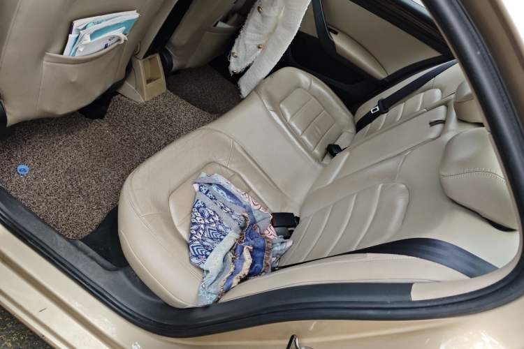 Used Volkswagen Santana 2013 1.6L Automatic Luxury Edition Interior 3