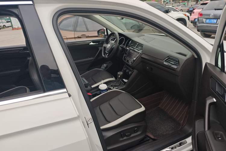 Used Volkswagen Tiguan L 2018 380TSI Automatic All-Wheel Drive Luxury Edition Right Front Seat