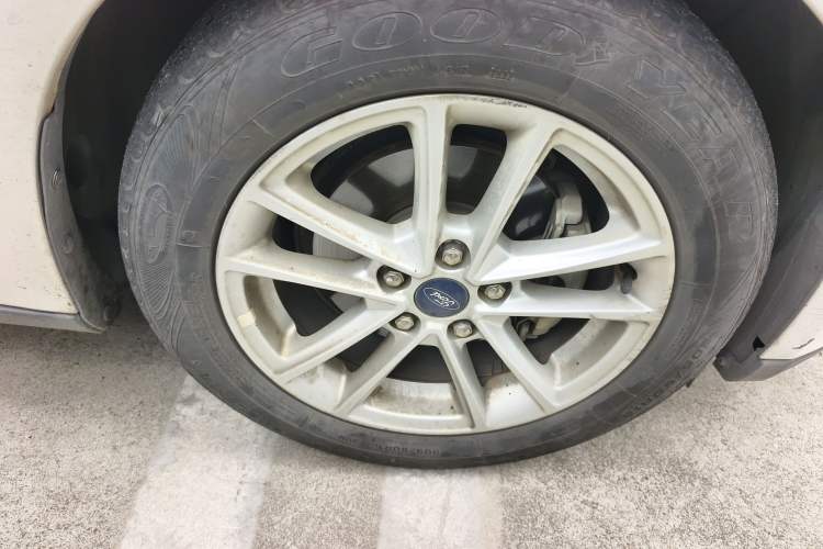 Used Ford Focus 2015 Sedan EcoBoost 180 Automatic Elite Model Right Front Wheel Hub