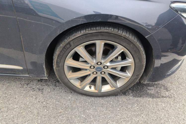 Used Ford Taurus 2019 EcoBoost 245 Premium Edition Right Front Wheel Hub