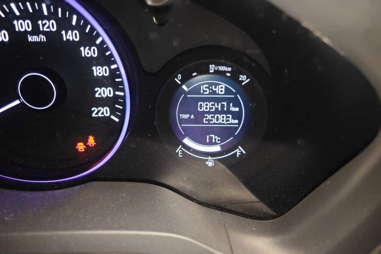 Used Honda Vezel 2015 1.5L CVT two-wheel drive Comfort trim Odometer Close Up