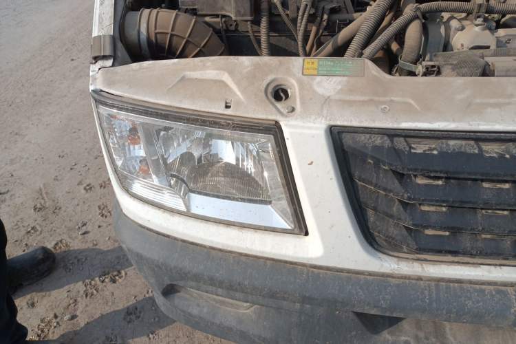 Used Iveco Daily 2020 2.8T V40 Cargo Van with Dual Tires Mid-Roof Design 3 Seats China V Emission Standard
