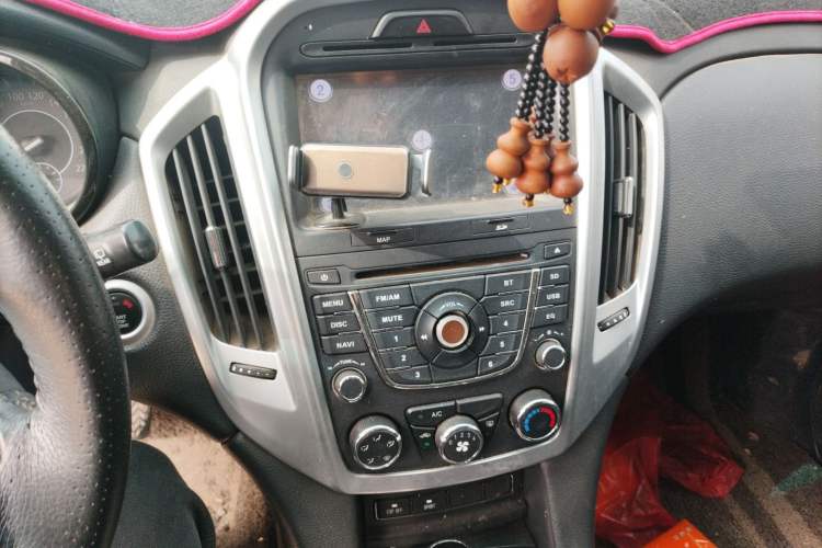 Used JMC Yusheng S350 2014 2.4T Automatic 2WD Diesel Luxury Version with Sunroof 5 Seats
