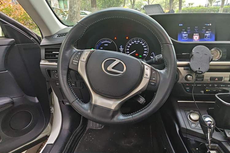 Used Lexus ES 2014 300h Elite Edition

