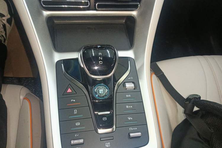 Used BYD Song Pro New Energy 2024 HONOR Edition DM-i 71KM Navigation Model Gear Lever