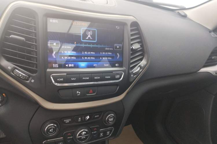 Used Jeep Cherokee 2016 2.4L Leading Edition Audio And AC Panel