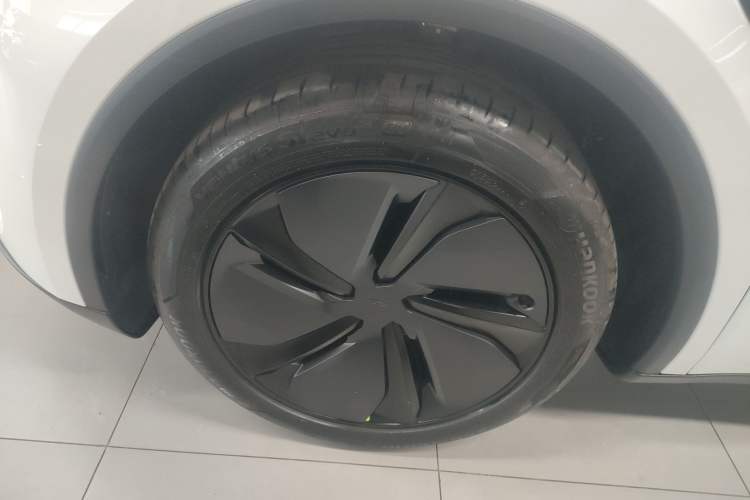 Used Tesla Model Y 2025 Long-Range All-Wheel-Drive Version
