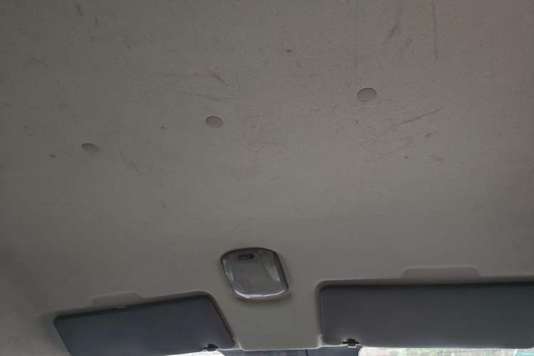 Used Dongfeng Yufeng 2014 2.5T YuliBao Logistics Vehicle Standard Features Include Short Wheelbase with Mid-Roof ZD25