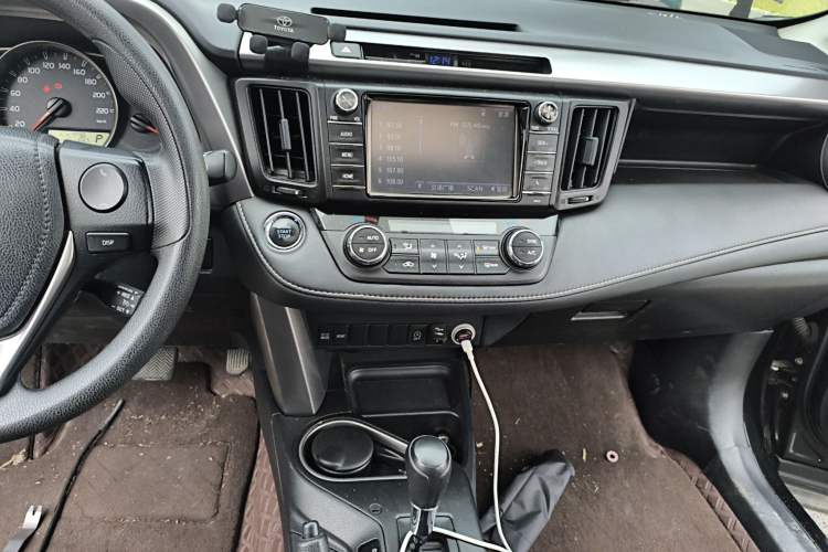 Used Toyota RAV4 2016 2.0L CVT Two-Wheel Drive Fashion Edition China V Standard
