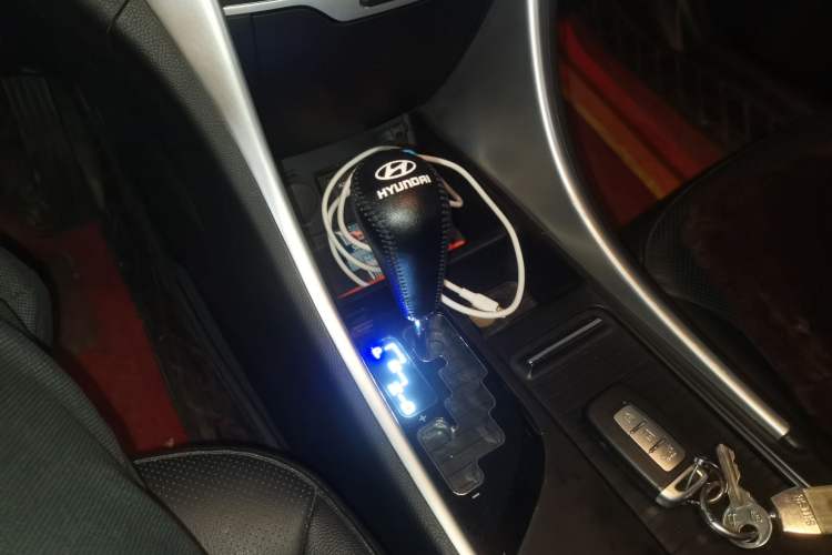 Used Hyundai Sonata 2014 2.4L Automatic Luxury Version China IV Standard Gear Lever
