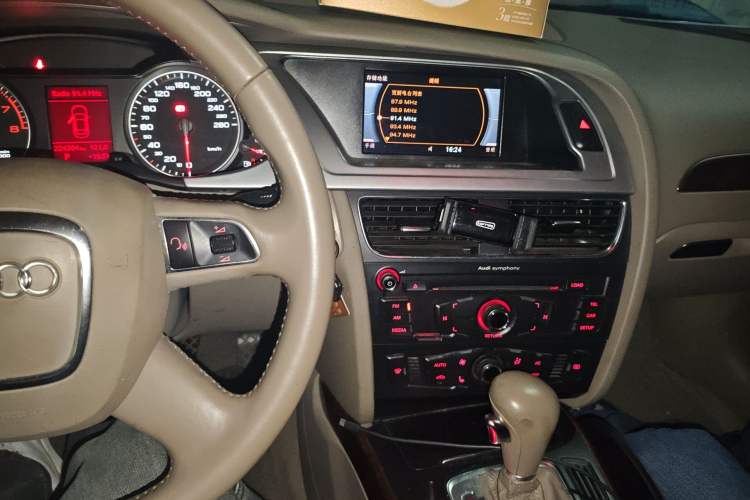 Used Audi A4L 2012 2.0 TFSI automatic Comfort trim level Audio And AC Panel