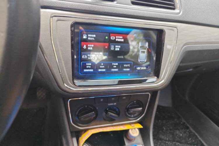 Used Volkswagen Lavida 2017 1.6L Manual Comfort Edition Audio And AC Panel