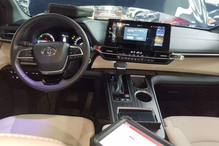 Used Toyota SIENNA 2024 2.5L Hybrid Four-Wheel Drive Prestige Edition