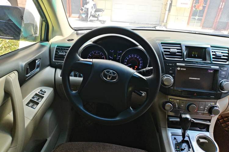 Used Toyota Highlander 2012 2.7L Two-Wheel Drive 7-Seater Elite Edition Steering Wheel
