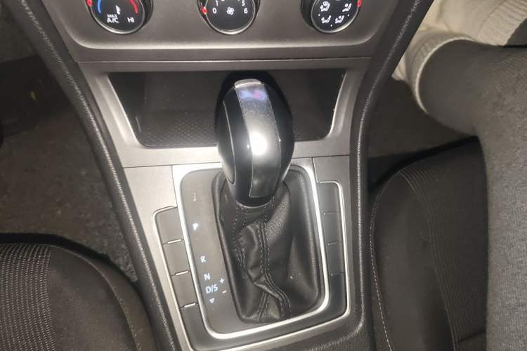 Used Volkswagen Golf 2015 1.6L Automatic Fashion Model
