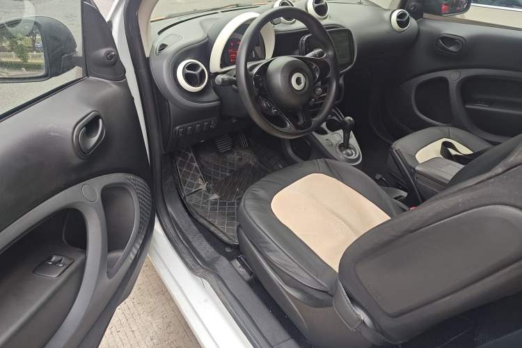 Used smart fortwo 2015 1.0L 52 kW hardtop Dynamic version