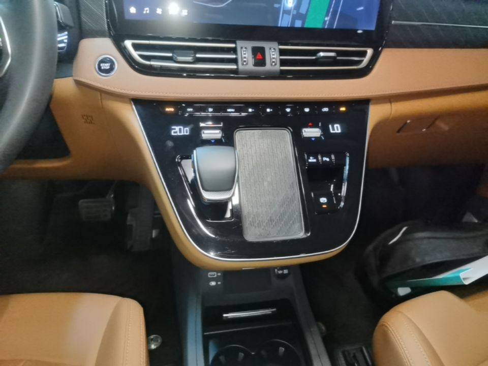 Hongqi HQ9 PHEV 2024 2.0T Four-Wheel Drive Business Edition — снимка 16