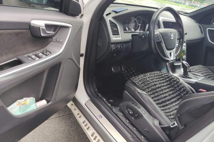 Used Volvo XC60 2017 T5 AWD Personalized Sport Upgrade Edition
