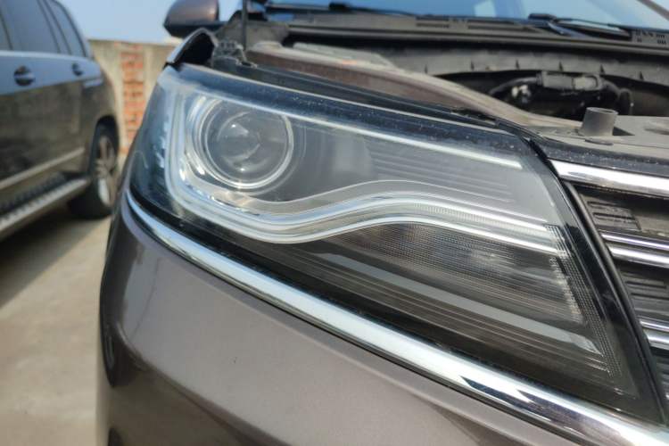 Used Roewe RX5 2018 20T Two-Wheel Drive Automatic Internet Smart Edition
