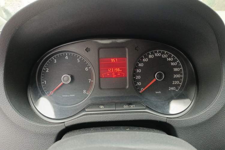 Used Volkswagen Polo 2011 1.6L Manual ZhiShang Edition Odometer Close Up